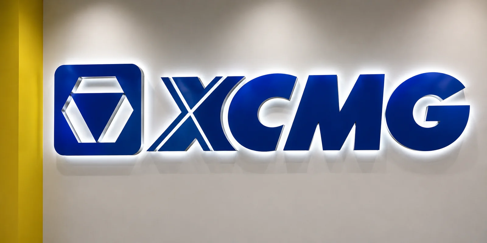 Готовая вывеска XCMG с синими объемными буквами и подсветкой