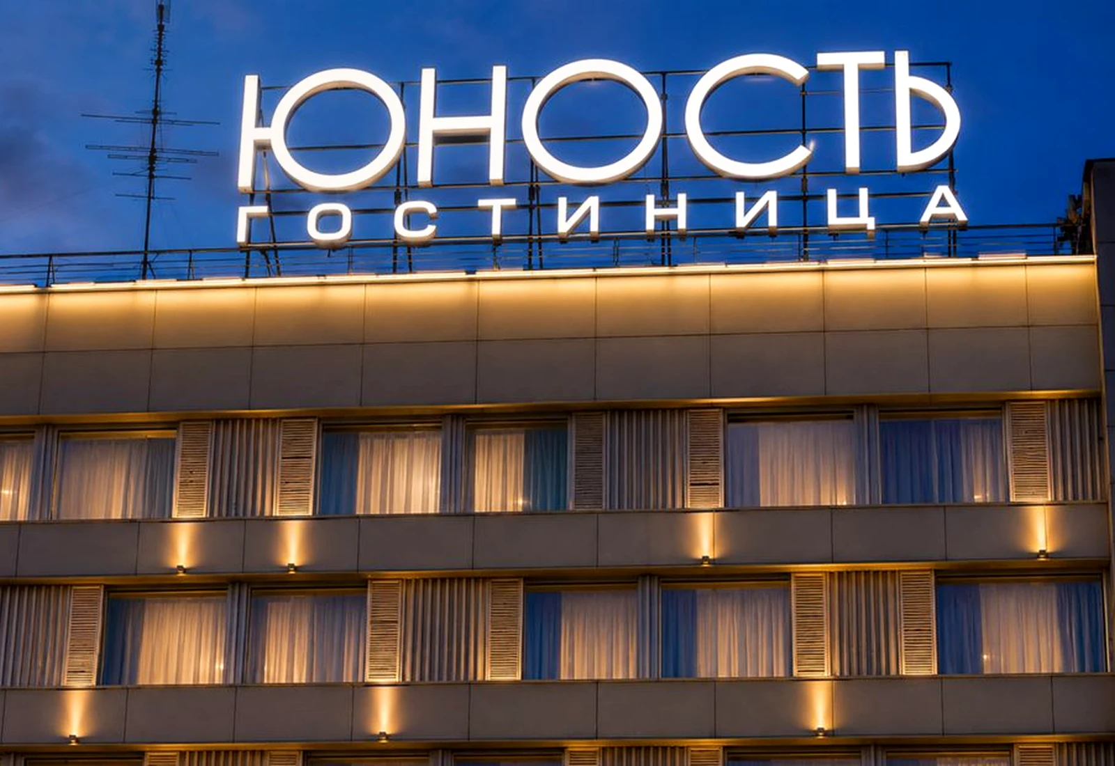 Крышная световая установка на здании гостиницы